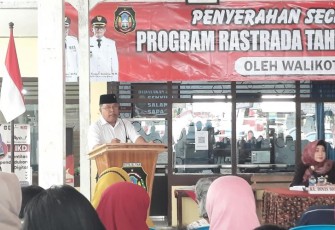 Walikota Blitar Santoso saat Berikan Sambutan Dalam Penyerahan Bantuan Rastrada Tahap 3 ke Warga Kecamatan Kepanjenkidul