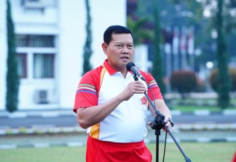 Panglima TNI Laksamana TNI Yudo Margono, S.E.,M.M., saat melakukan olahraga bersama dengan Komandan dan para anggota Sekolah Staf dan Komando (Sesko) TNI bertempat di lapangan Soedirman Sesko TNI Bandung, Senin (24/7/2023).