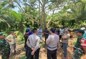 Kapolsek Batik Nau Gelar Giat Sosialisasi dan Pengamanan Pengalihan Arus lalu lintas Karena Perbaikan Jembatan di Desa Batik Nau 
