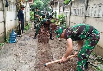 Satgas TMMD Reguler Ke-116 Bersama Masyarakat Teruskan Pekerjaan Peanggalian Saluran Air