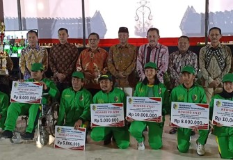 Penyerahan hadiah kepada para atlet Tulungagung yang meraih juara di POPDA Jawa Timur
