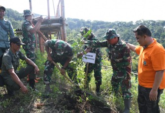 Kodim 0802/Ponorogo Adakan Aksi Tanam dan Rawat Pohon  di Desa Serag, Kecamatan Pulung, Kabupaten Ponorogo, Jumat (08/12/2023)