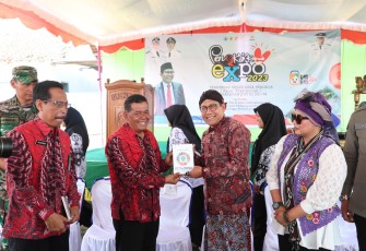 Menteri Desa, Pembangunan Daerah Tertinggal dan Transmigrasi Abdul Halim Iskandar didampingi Anggota DPR RI Luluk Nur Hamidah, Direktur Pembangunan Sarana dan Prasarana Desa dan Perdesaan Nursaid Meresmikan Pasar Tradisional Desa Pengkok, Kec. Kedawung, Kab. Sragen - Jawa Tengah, Jumat (25/08/23).