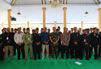Foto bersama Tiga Pilar Kabupaten Tulungagung bersama sekretaris IPSI, Ketua Paguyuban Pencak Silat Tulungagung dan juga 10 Ketua dan perwakilan pengurus perguruan silat