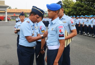 20 Personel Lanud Raden Sadjad Ranai Natuna Menerima Kenaikan Pangkat Setingkat Lebih Tinggi