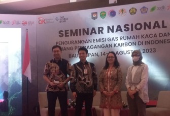 Seminar Nasional Pengurangan Emisi GRK dan Peluang Perdagangan Karbon di Indonesia, yang dilaksanakan pada 14-15 Agustus 2023, di Hotel SwissBel Hotel, Kota Balikpapan.