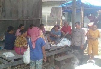 Kapolsubsektor Sayurmatinggi, Ipda Asjul Pane, melakukan jemput bola dalam layani dan menampung keluhan masyarakat, pada Selasa (16/5/2023) siang.