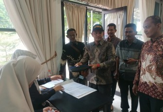 Ketua APDESI Aceh Timur saat Ikut Dampingi Puluhan Keuchik Ikut Sosialisasi