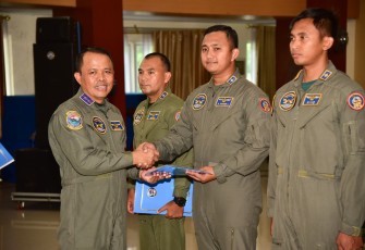 Komandan Pusat Penerbangan Angkatan Laut (Danpuspenerbal) Laksda TNI Sisyani Jaffar, memberikan penghargaan kepada air crew Puspenerbal dalam kesuksesan acara sail Cenderawasih  Hari Dharma Samudera, dan Hari Armada RI tahun 2023, di Wispa Lanudal Juanda, Kamis (28/12/2023)