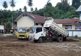 Dua unit Dum truck saat menyuplai kebutuhan material tanah timbunan Kelokasi pembuatan sarana olahraga joging track