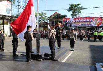 Kapolres Tulungagung AKBP Eko Hartanto SIK MH saat memimpin upacara dan memberikan penghormatan pengibaran bendera merah putih