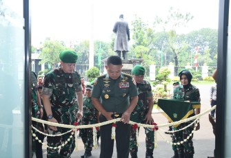 Kasad gunting pita saat peresmian Penggunaan Mess Berland Serta Gedung Sandi dan Siber Forensik TNI AD