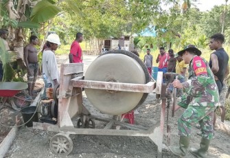 Babinsa Koramil 1710-07/Mapurujaya Menggelar Kerja Bakti Pengecoran Jalan Bersama Warga Binaan