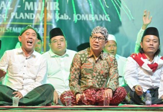 Mendes PDTT Abdul Halim Iskandar saat meresmikan Musala Al-Munir di Dusun Sembung Desa Bangsri, Jombang, Jawa Timur pada Sabtu (9/12/2023) malam.