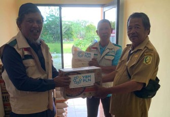 Petugas PLN saat Bantu Korban Banjir di Kabupaten Sambas