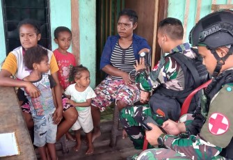 Satgas Pamtas Kewilayahan Yonif Raider 200/BN saat Berikan Layanan Pengobatan Bagi Masyarakat di Papua