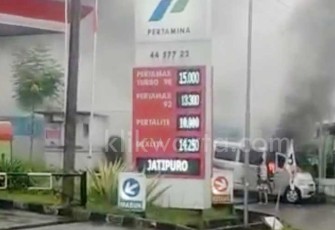 Mobil Daihatsu Grand Max terbakar saat mengisi BBM di SPBU 44 577 22 Jalan Raya Klerong - Jatipuro, Karanganyar, Jumat (28/4/2023). Foto : Istimewa.