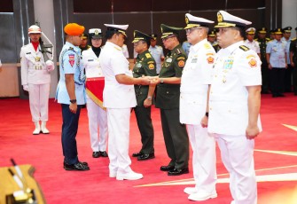 Panglima TNI saat Pimpin Sertijab Dansatkomlek TNI dan Kapusinfomar TNI