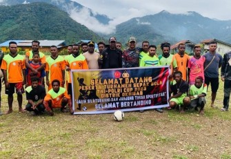 Satgas Yonif 143/TWEJ dan Polri Gelar Turnamen Sepakbola di Papua
