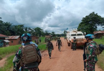 Prajurit Satgas Indo RDB Konga MONUSCO yang tengah mengemban tugas misi perdamaian saat membantu meredakan perang antar suku yang terjadi desa Idohu, Kongo Afrika, Sabtu (24/6/2023).
