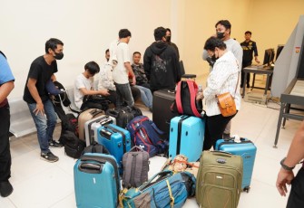 14 WNI terduga Korban TPPO saat tiba di Base Ops Bandara Halim Perdanakusuma, Selasa malam (27/6/2023).