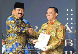 Menteri Agraria dan Tata Ruang saat Serahkan 70 Sertifikat Kepada Bupati Labuhanbatu 