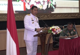Asrenum Panglima TNI Laksda Hery Puranto, S.E., M.M, saat membuka Sosialisasi Kebijakan dan Perencanaan TNI Tahun 2023, bertempat di Aula Gatot Soebroto Mabes TNI, Cilangkap, Jakarta Timur, Rabu (9/8/2023).