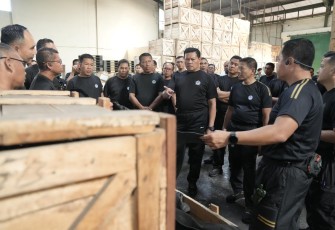Panglima TNI Laksamana TNI Yudo Margono, S.E., M.M., di sela-sela olahraga bersama dengan personel Babek TNI dalam rangka silahturahmi sekaligus mengecek gudang perbekalan, di Cilincing, Jakarta Utara, Selasa (22/8/2023).