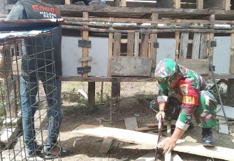 Babinsa Koramil 1710-07/Mapurujaya saat Bantu Membuat Kandang Ayam Milik Warga