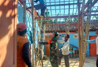 Babinsa Ikut ''Sambatan'' Renovasi Rumah Warga.