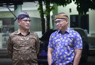 Danlantamal IX saat Dampingi Pangdam XVI Pattimura dan Forkopimda Maluku Saksikan Pagelaran Wayang Kulit Pada Peringatan HUT Ke-78 TNI