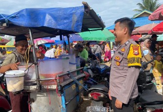 Bhabinkamtibmas Polsek Karang Tinggi saat Sambang Pasar