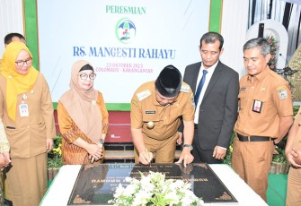Bupati Juliyatmono menandatangani prasasti peresmian Rumah Sakit Mangesti Rahayu, di kawasan Colomadu, Karanganyar, Senin (23/10/2023).