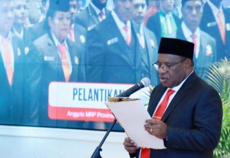 Wamendagri John Wempi Wetipo pada Pelantikan dan Pengambilan Sumpah/Janji Anggota MRP Provinsi Papua Masa Jabatan 2023-2028 di Kantor Gubernur Papua, Jayapura, Selasa (7/11/2023).