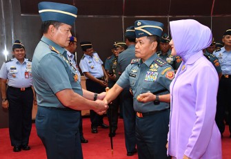 Panglima TNI Laksamana TNI Yudo Margono, S.E., M.M., saat memberikan selamat kepada perwira tinggi yang naik pangkat.