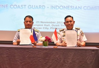Kepala Bakamla RI Laksdya TNI Dr. Irvansyah, S.H., M.Tr.Opsla., menandatangani Joint Statement dengan Komandan Philippine Coast Guard (PCG) CG ADM Ronnie Gil L Gavan yang berlangsung di Kota Davao, Filipina, pada Rabu (22/11/2023).