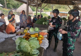 Satgas Yonif Raider 142/KJ saat melakukan kegiatan Anjangsana ke Pasar Tradisional Bolakme, Distrik Bolakme, Kabupaten Jayawijaya, Provinsi Papua Pegunungan, Senin (20/02/2023). 