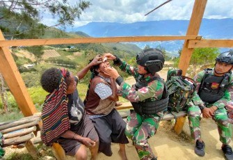 Pos Popome Satgas Yonif Mekanis 203/AK saat Adakan Kegiatan Sosial Bersama Tokoh Masyarakat