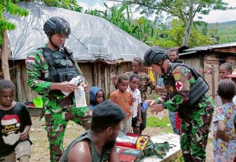 Satgas Yonif Raider 142/KJ Gandeng Babinsa saat Beri Pelayanan Kesehatan Warga