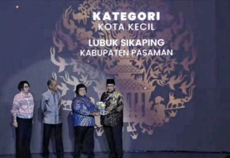  Bupati Pasaman Benny Utama, saat menerima Piala Adipura di Gedung Manggala Wanabhakti, Jalan Gatot Subroto, Jakarta.