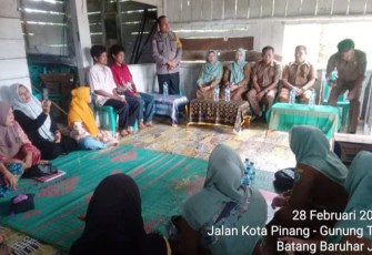 Polres Tapsel Dampingi Dinkes Paluta saat Sosialisasi Pencegahan Stunting di desa Batang Baturahar Jae Kecamatan Padang Bolak Kabupaten Padang Lawas Utara (Paluta), Selasa (28/02/2023), kemarin.