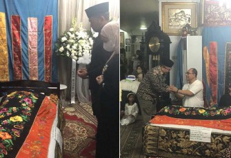 Wakil Gubernur Sumatra Barat, Audy Joinaldy beserta istri dan Sekretaris Daerah Provinsi Sumbar, Hansastri memberikan penghormatan terakhir atas kepergian mantan Gubernur Sumbar Letjen (Purn) Ir. Azwar Anas, yang meninggal di RSPAD Jakarta.