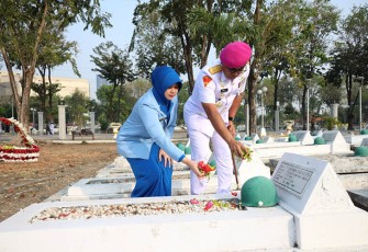 Gubernur AAL Ziarah ke TMP 10 Nopember