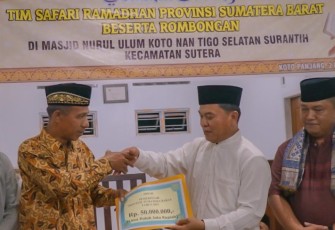 Kadis Potensi Maritim Lantamal Letkol Zulkarni, mewakili Danlantamal II Padang, menyerahkan bantuan sebesar Rp50 juta kepada Pengurus Masjid Nurul Ulum, Koto Nan Tigo Selatan Surantih.