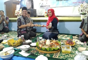Bupati Demak dr Hj Eisti'anah menyerahkan potongan tumpeng selamatan HUT ke-45 PUDAM Kabupaten Demak kepada PJ Direktur PUDAM Kabupaten Demak H Qumarul Huda, disaksikan Wabup KH Ali Makhsun dan Sekda H Akhmad Sugiyarto.