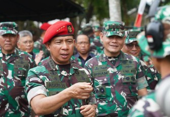 Kasad Jenderal TNI Agus Subiyanto, S.E., M.Si., saat meninjau Training Center (TC) sekaligus melepas Kontingen Petembak TNI AD di Markas Kopassus Cijantung, Jakarta, Selasa (14/11/2023) yang akan bertanding pada AARM  ke -31 di Thailand. 