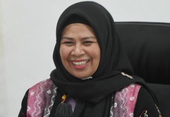 Ketua TP PKK Kepri Hj.Dewi Kumalasari Ansar saat Audiensi dari Kepala Kantor Bahasa Provinsi Kepri Rahmat di Sekretariat TP-PKK Kepri, Gedung Daerah, Tanjungpinang, Senin (30/1).