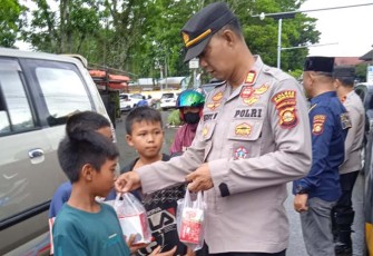 Satuan Polres Pagar Alam Bagi-Bagi Takjil Kepada Penguna Jalan Raya