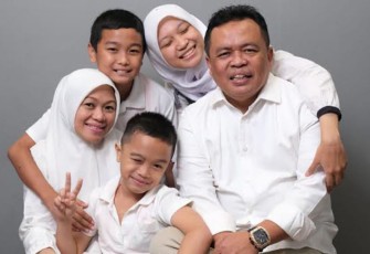 Kepala Sekolah SMA Negeri 26 Jakarta, Drs. Dudung Abdul Qodir, Msi dan keluarga