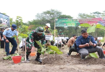 Hari Juang TNI AD ke-78 dan HUT ke-75 Kodam V/Brw Tahun 2023, Kodim 0808/Blitar bersama Yonif 511/DY, Satuan Balak Jajaran Blitar, Dinas Perhutani dan warga masyarakat, menggelar kegiatan karya bakti dengan melakukan penanaman bibit pohon jati dan alpukat, bertempat di area lahan Perhutani petak 38 Desa Bendo Kec. Ponggok Kab. Blitar, Kamis (14/12/2023)
